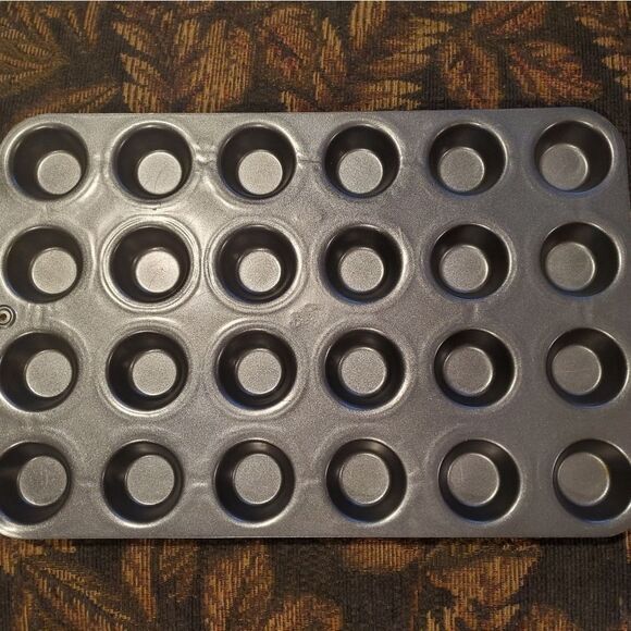 Pampered Chef Mini Muffin Pan #6 - Picture 6 of 10